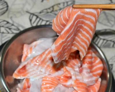 用三文鱼制作营养狗粮（宠物的健康从饮食开始）