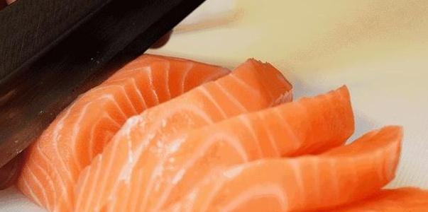 如何让宠物狗享受三文鱼美食（营养均衡的美味佳肴）