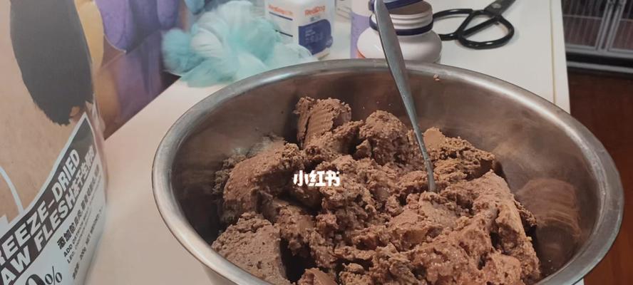 手工制作两个月大小猫罐头，为宠物打造营养美味（自制猫罐头）