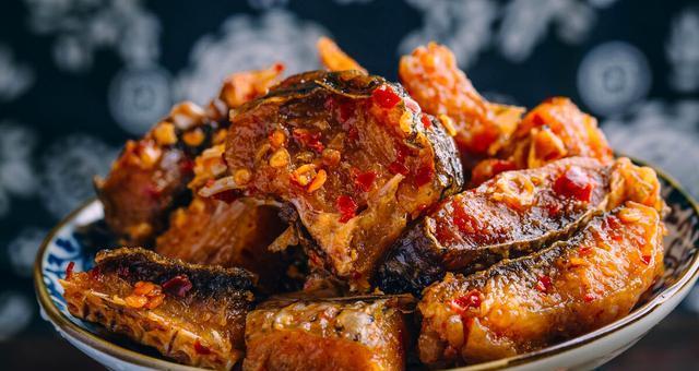 腊鱼苗应该喂食什么？如何正确喂养腊鱼苗？
