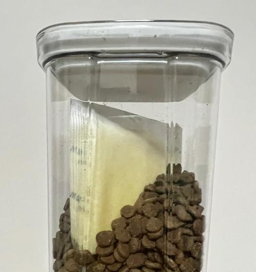 猫粮出现异味的原因是什么？如何解决猫粮的异味问题？
