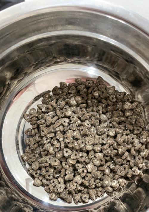 猫粮中的白色粉末是什么？对猫有害吗？