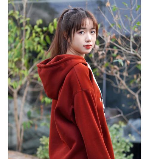 红色羊驼卫衣如何搭配裤子？