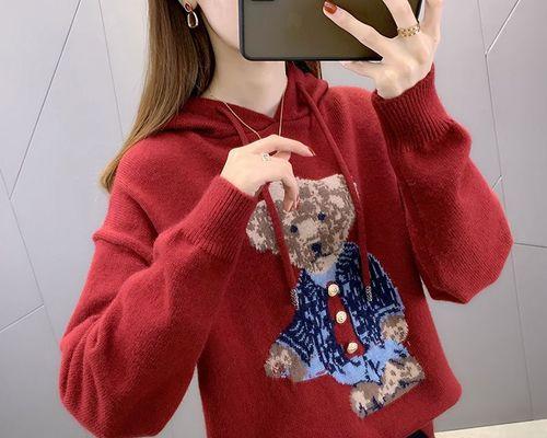 红色羊驼卫衣如何搭配裤子？