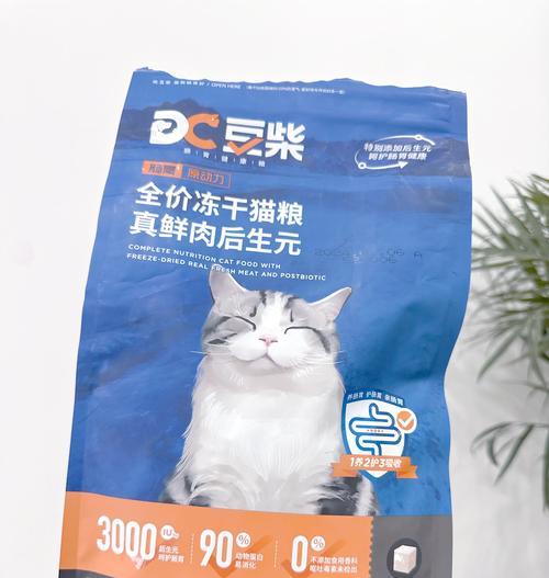 两个月大的猫可以直接吃猫粮吗？有什么风险？