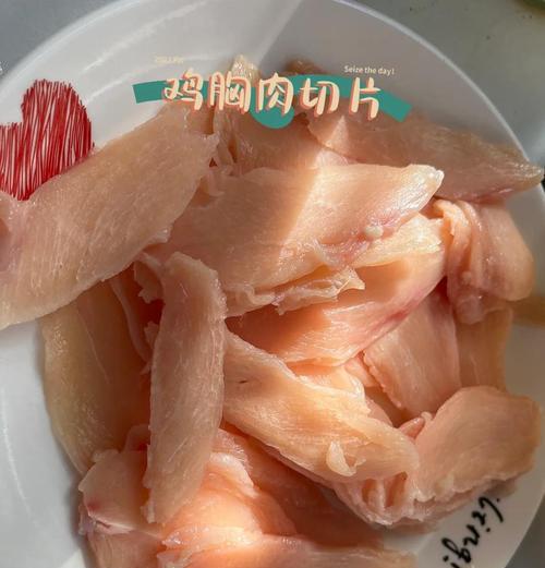 怎么用鸡胸肉做猫粮？自制鸡胸肉猫粮的步骤和注意事项是什么？