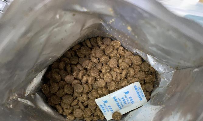 猫粮受潮后颜色变化是否正常？