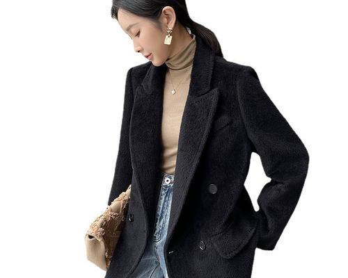 黑色羊绒羊驼大衣如何搭配？黑色羊绒羊驼大衣搭配什么好看？