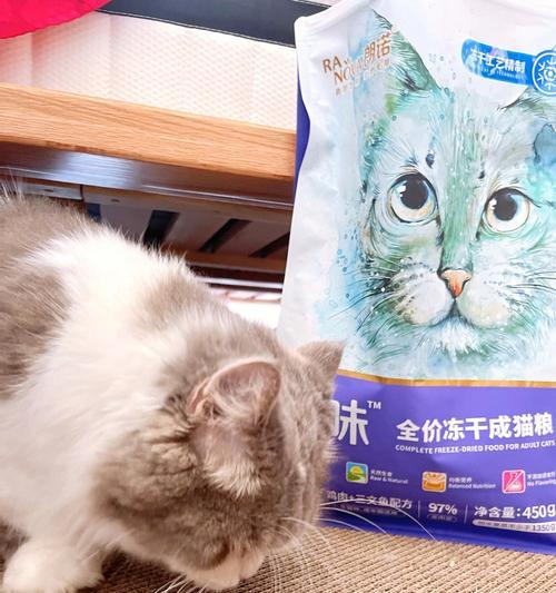 街猫食用猫粮后突然呆住是何原因？